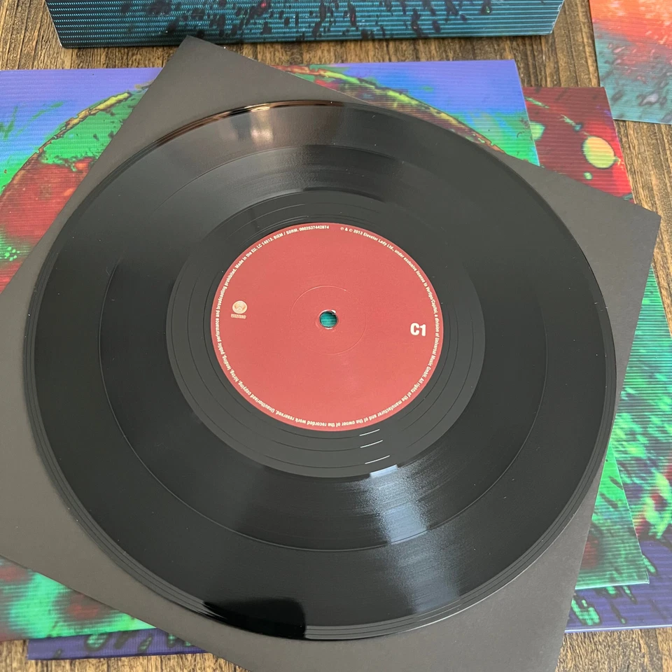 PLACEBO, Loud Like Love, Box-Set 3x 10", 1 CD + 2 DVDs, neuwertig - Bild 3 von 4