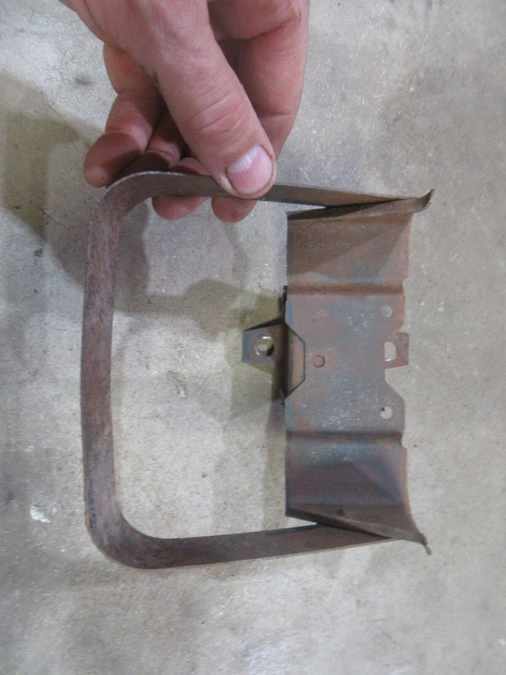 Chevrolet C20 1967 1968 camioneta parabrisas lavaparabrisas depósito líquido soporte de montaje Foto 2 de 3