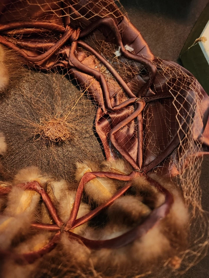 Ropa de Noche Vintage Piel Sintética y Satén Arco Sombrero Cabeza Piezas con Red Gorra Caja Foto 4 de 4