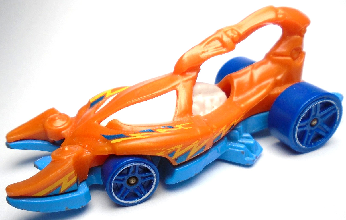 2018 HOT WHEELS STREET BEASTS SCORPEDO ORANGE DIECAST 3 1/8" CAR W/ BLUE & WHITE