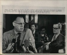 1972 Press Photo Baseball Commissioner Bowie Kuhn, John Gaherin with newsmen, IL