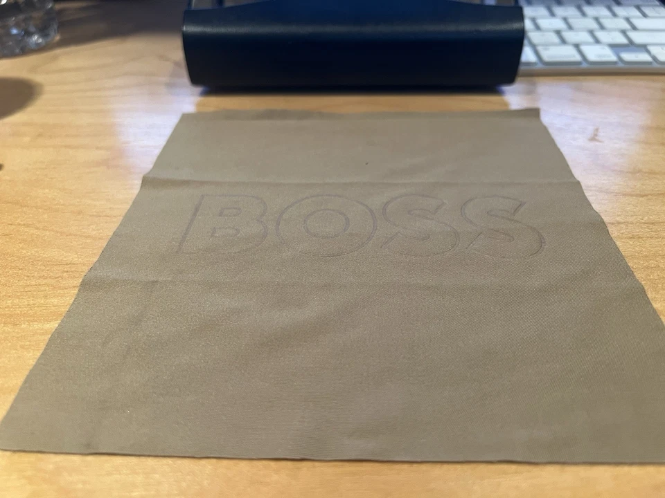 Estuche rígido para gafas de sol Hugo Boss negro con tela para lentes Foto 2 de 4