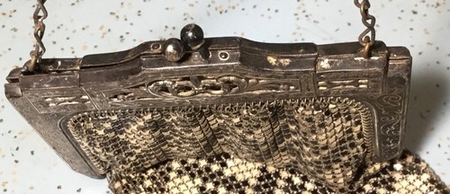 MESH WHITING DAVIS BAGS BLACK & BEIGE ENAMEL CHAINMAIL PURSE w/FILIGREE FLAPPER - Picture 17 of 18