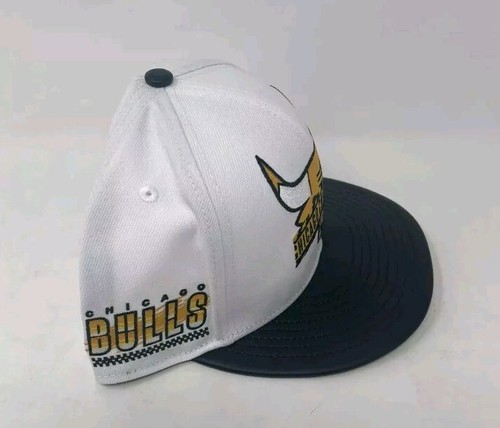 Nuevo Snapback New Era 9Fifty Chicago Bulls blanco/negro/amarillo OSFA - Imagen 2 de 4