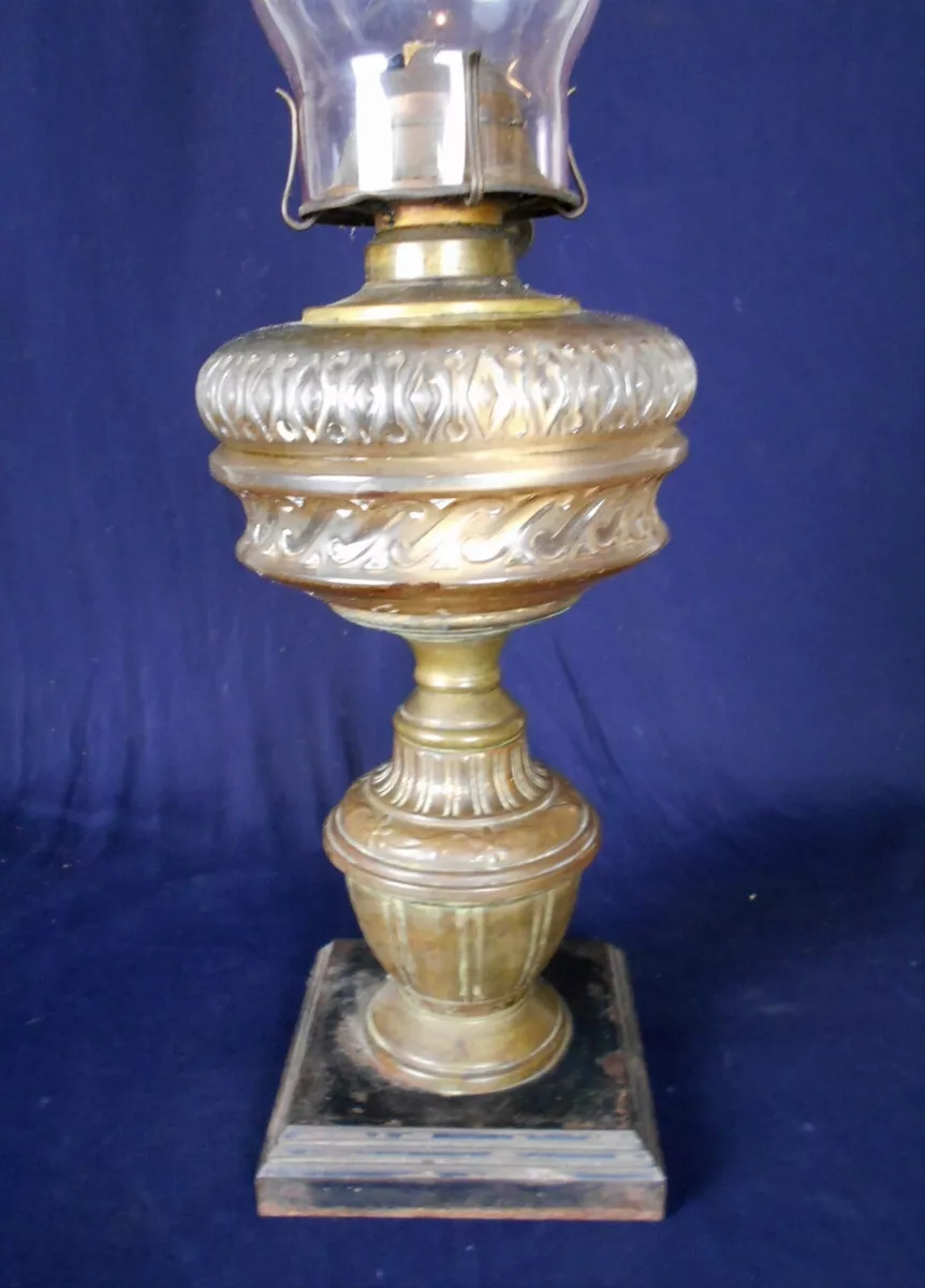 ANTIQUE VICTORIAN EMBOSSED GLASS OIL LAMP ON A BRASS URN PEDESTAL