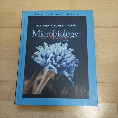 Microbiology: An Introduction, 8th Edition - Hardcover Buch mit CD