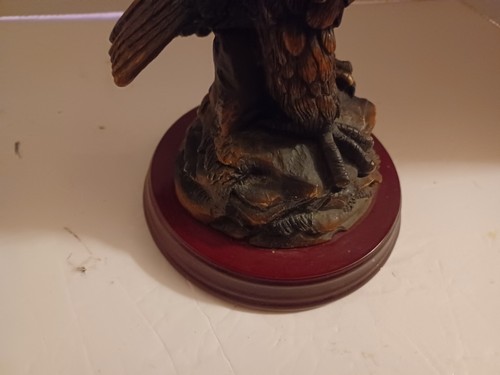 Schöne Vintage seltene Adlerskulptur kleiner Haaransatz Riss auf dem oberen Flügel - Bild 10 von 24