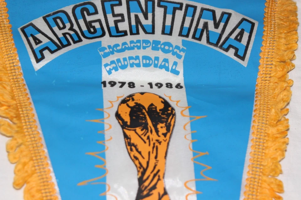 Banderín Triangular Grande Campeón del Mundo Argentina 1978-1986 Foto 3 de 3