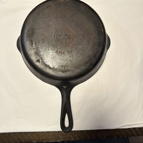 ￼ Vintage Griswold Number Seven Cast-Iron Skillet Small Black 701G