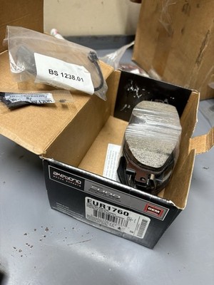 Disc Brake Pad Set-Euro Ultra Premium Ceramic Pads Akebono EUR1760