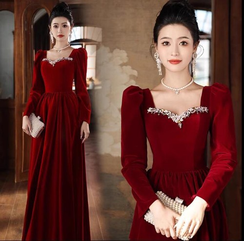 Elegant Red Diamante Square-cut Collar hubble-bubble sleeve A-line Velvet Gown - Bild 1 von 12