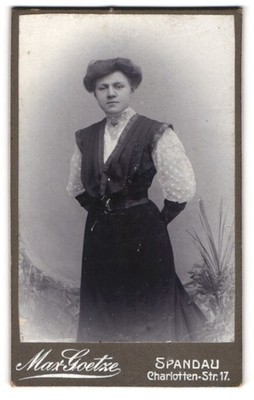 Fotografie Max Goetze, Berlin-Spandau, Charlotten-Str. 17, Junge Dame im modisc 