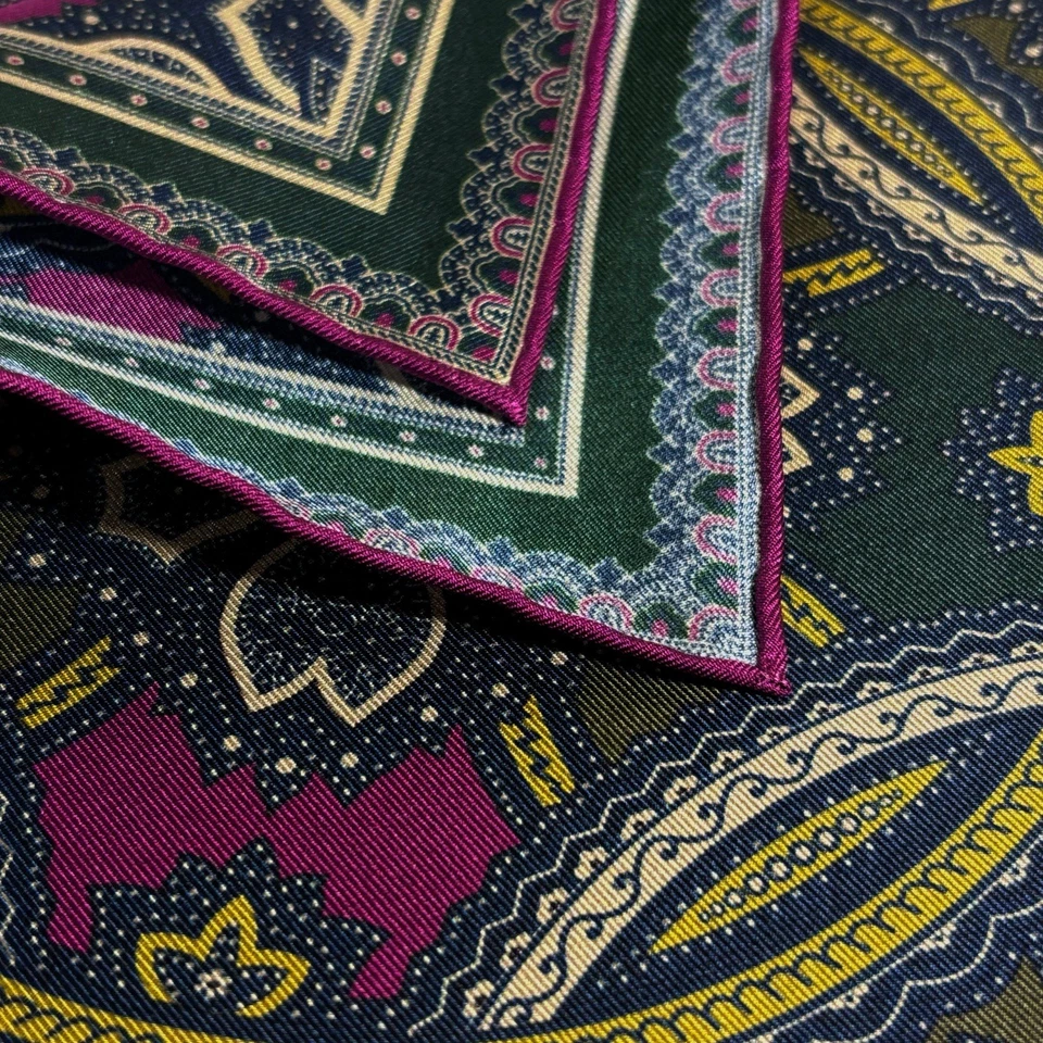 Cuadrado de bolsillo de seda medallón verde bosque y púrpura (enrollado a mano en Inglaterra) Foto 4 de 4