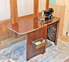 Machine à coudre - Singer ancienne à pédale et électrique avec son meuble 