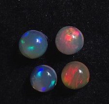 Lot (n°1) de quatre cabochons ronds d’Opale Welo blanche d’Ethiopie 1,68 cts