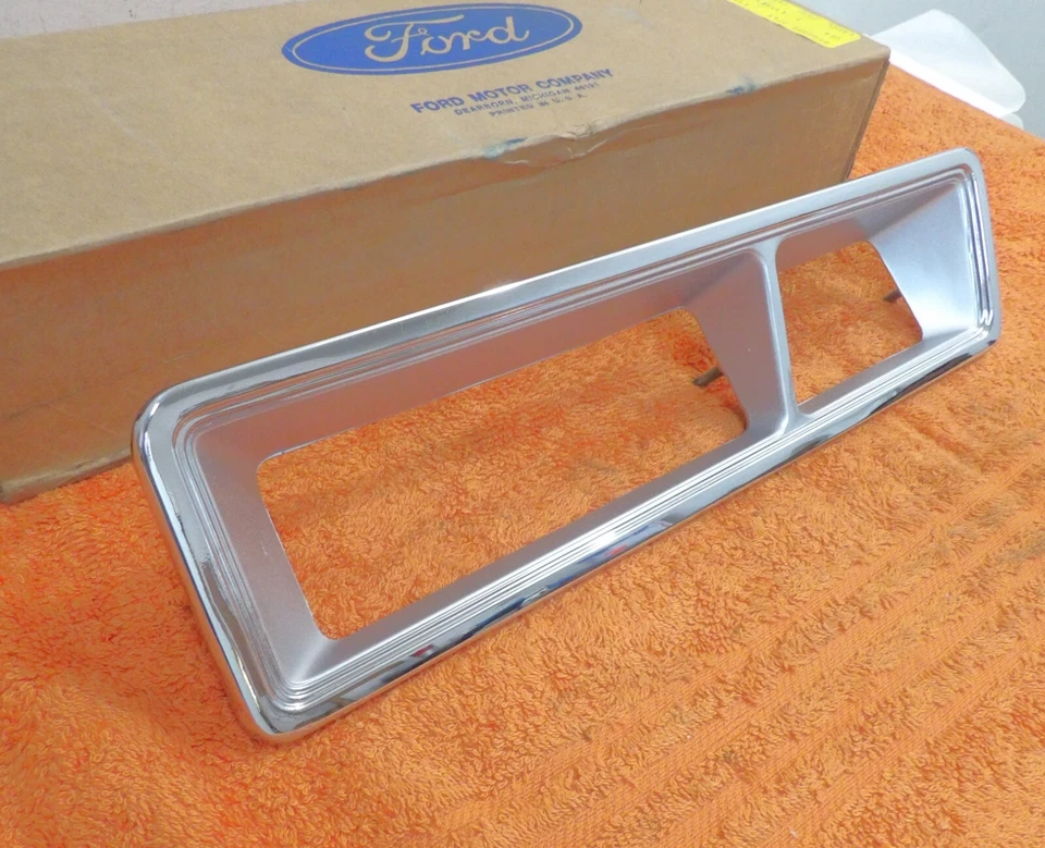 1977 1978 1979 Lincoln Mark V Coupe NOS RH FRONT SIDE MARKER CORNER LAMP BEZEL - Image 3 of 4