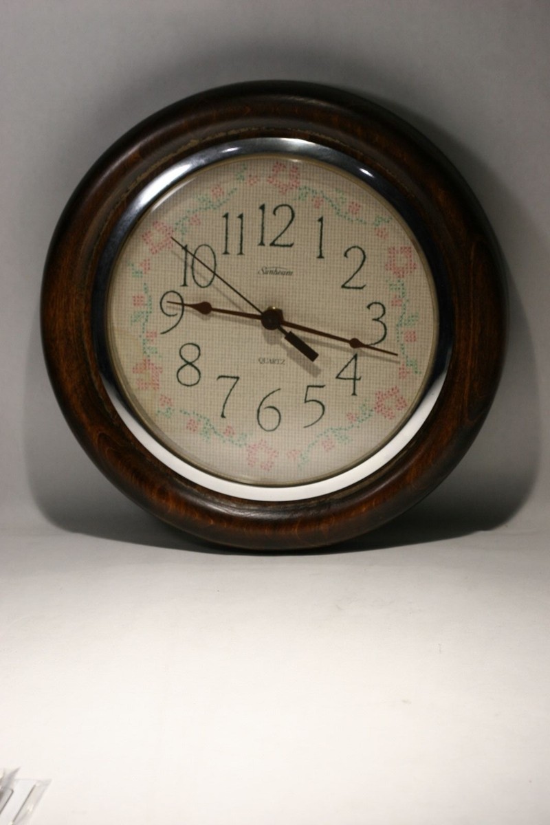 Horloge sur lame de scie ronde, peinte et | Encans des Laurentides