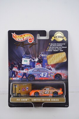 Hot Wheels Pit Crew Petty Enterprises #43 Pontiac Grand Prix and Tool Box NEW