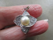 VINTAGE SILVER TONE PRETTY CRYSTAL PEARL FLOWER RETRO OLD FOB CHARM PENDANT UK