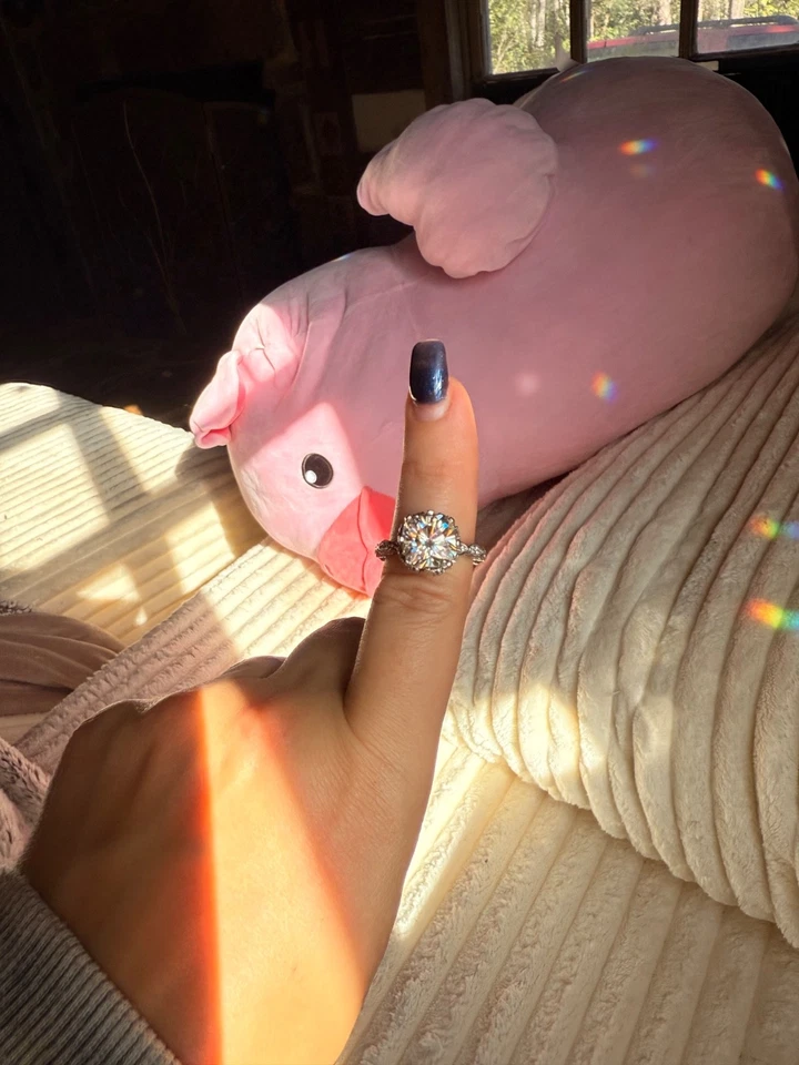 Anillo de compromiso vintage de oro blanco de 14k de moissanita corte cojín de 5 quilates Foto 3 de 4