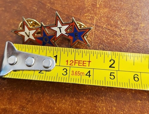 VTG Gold Toned Enameled Lapel Hat Pinback Vote Spelled Out In Stars - Picture 3 of 3