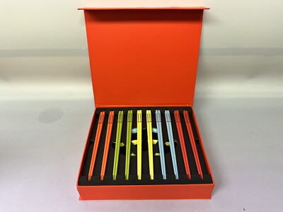 Le Creuset Steingut Essstäbchen & Löffel Geschenkset Regenbogen verpackt