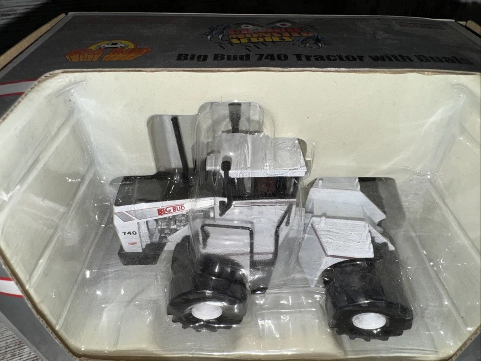 1/64 Big Bud 740 4WD Tractor With Duals Silver Engine SpecCast Prairie Monster - Image 2 of 4