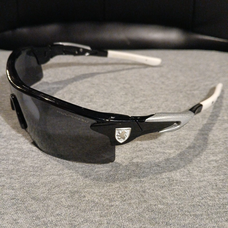 Gafas de sol deportivas polarizadas Khan para hombre blancas y negras con lentes envolventes Foto 2 de 4