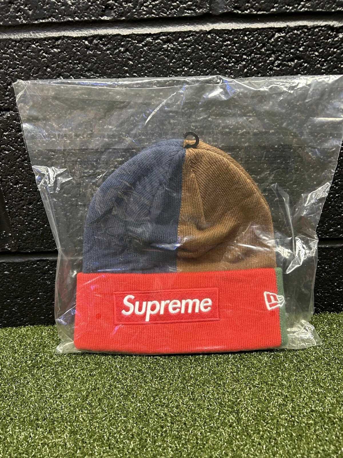 SUPREME / NEW EERA boîte multicolore logo Benie