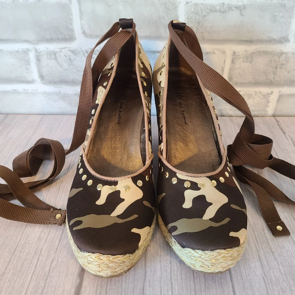 Zapatos de cuña Kathy Van Zeeland camuflados balletcore tachuelas doradas talla 9,5 * Foto 2 de 4
