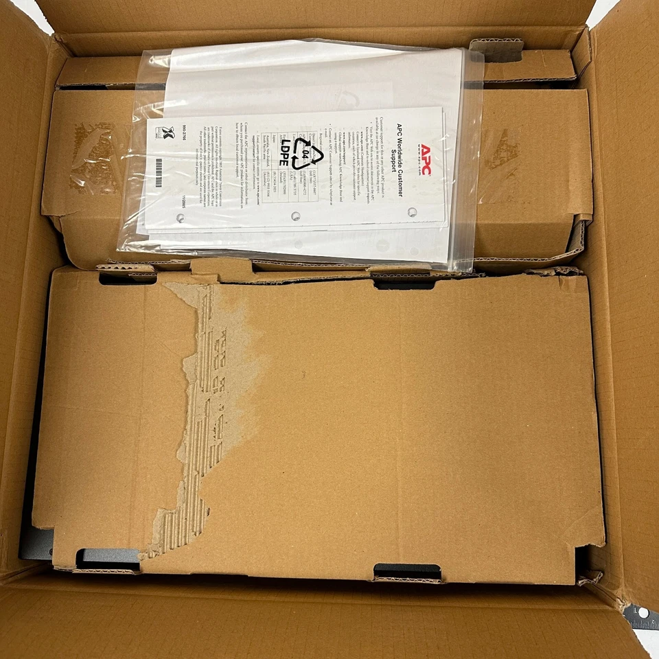 APC AP7911A Switched Rack PDU Power Distribution 208V 30A 16x IEC 60320 C13 - Image 3 of 4