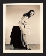 SHAPELY C1950 RISQUE VOLUPTUOUS BRALESS HOUSEWIFE RETRO BUNNY YEAGER SEPIA PHOTO