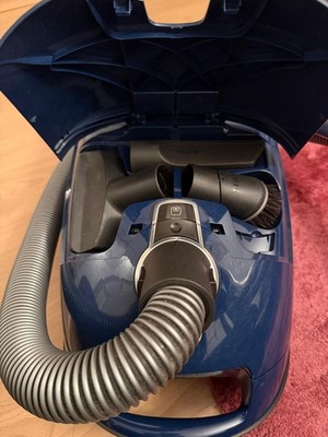 MIELE Staubsauger ''Complete C3 Premium Edition EcoLine'' in Marineblau