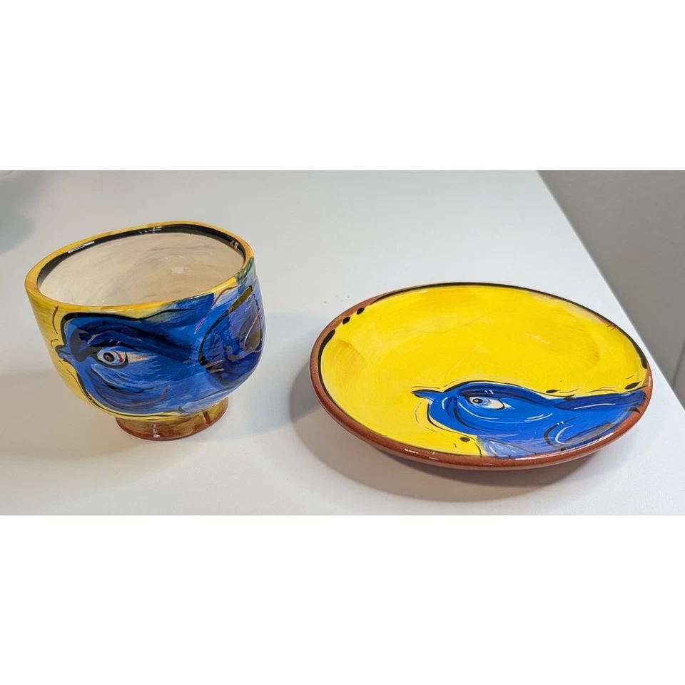 Par de tazas y platillos de cerámica pintados a mano amarillos con pájaro azul uno sin mango Foto 4 de 4