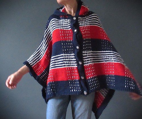 Poncho con Capucha Vintage Años 80 Acrílico Tejido Rojo Blanco Azul Talla Única - Imagen 5 de 7