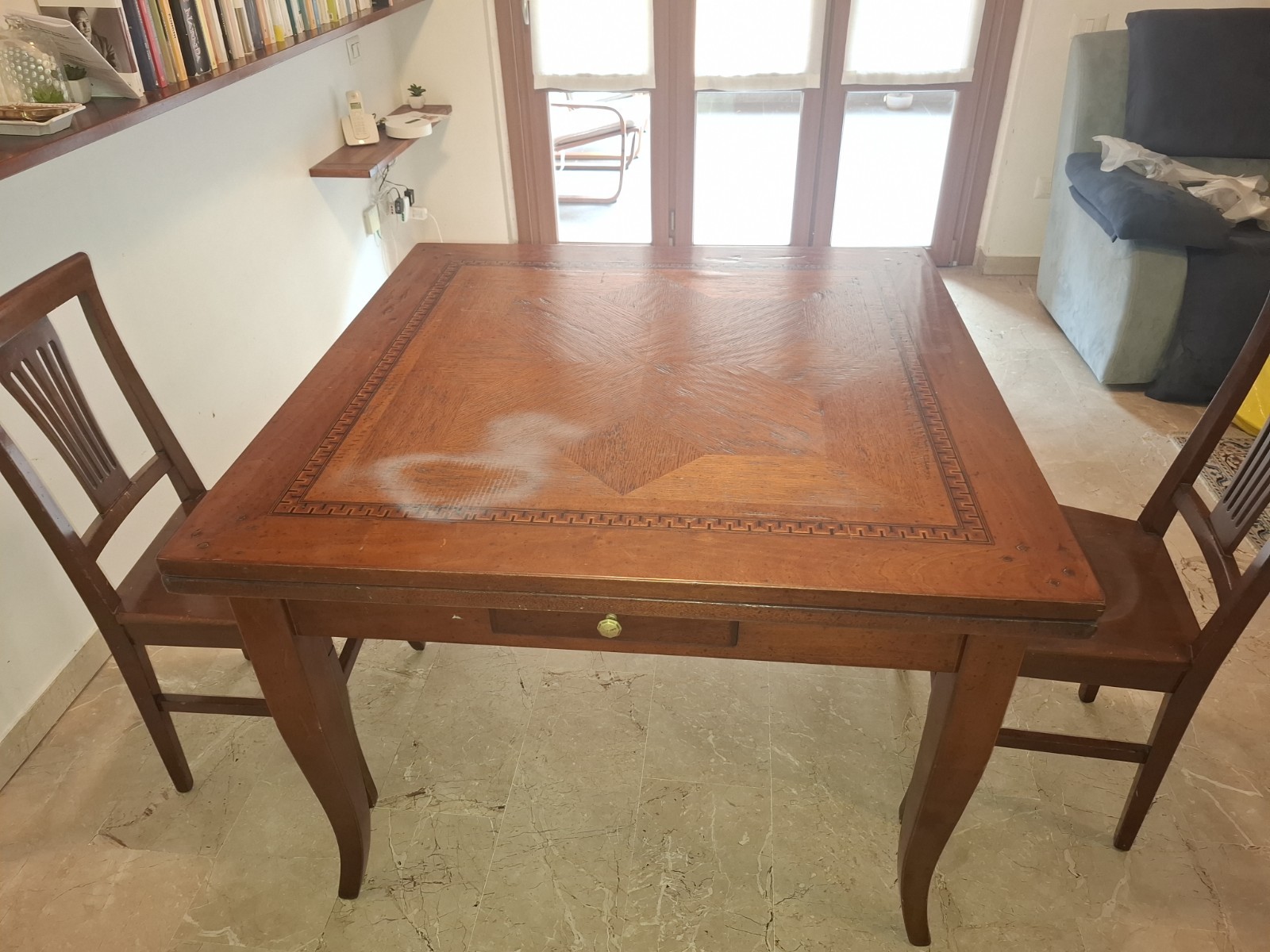 Tavolo allungabile in legno intarsiato con 4 sedie