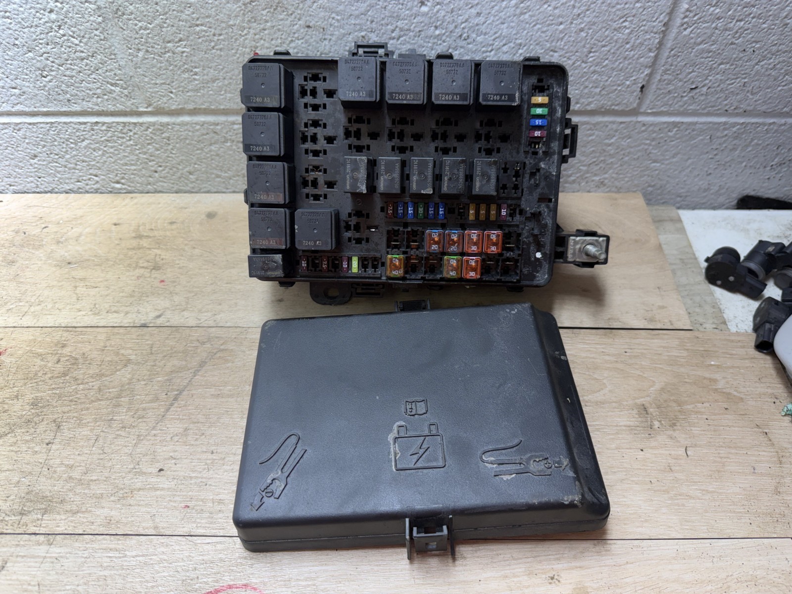 MASERATI GHIBLI OEM 17-21 FRONT FUSE RELAY JUNCTION BOX