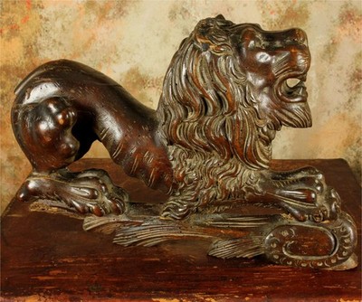 Antike geschnitzte Holz Löwen Figur. Tierstatue aus Holz. Deko Löwe Ornament