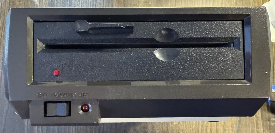 Unidade de disco Atari 1050 com atualização Happy 1050 instalada - com PS e cabo SIO - Imagem 2 de 4