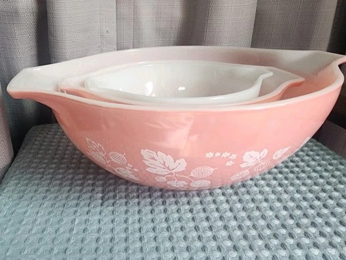 Vintage Pyrex Pink/White Gooseberry 3 Bowl Set 4 qt, 1 1/2 qt 1 1/2 Pints 1950s