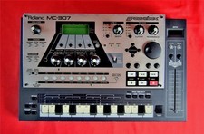 ROLAND MC-307  Groovebox, Drums, Synthesizer, Sampler Expander 