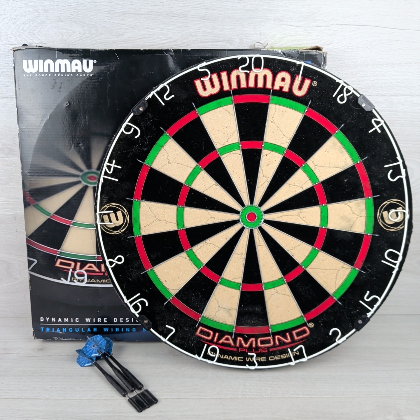 Winmau Diamond Plus Dartboard Bristle Board with Box Barely Used