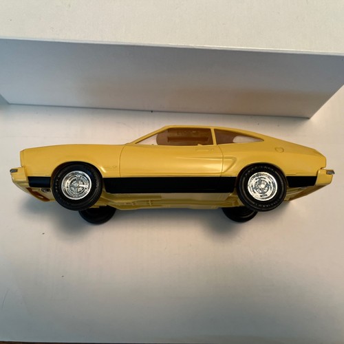 1975 Ford Mustang II Mach 1 Plastic Promo Model 1/25 Scale Yellow & Black - Picture 5 of 12