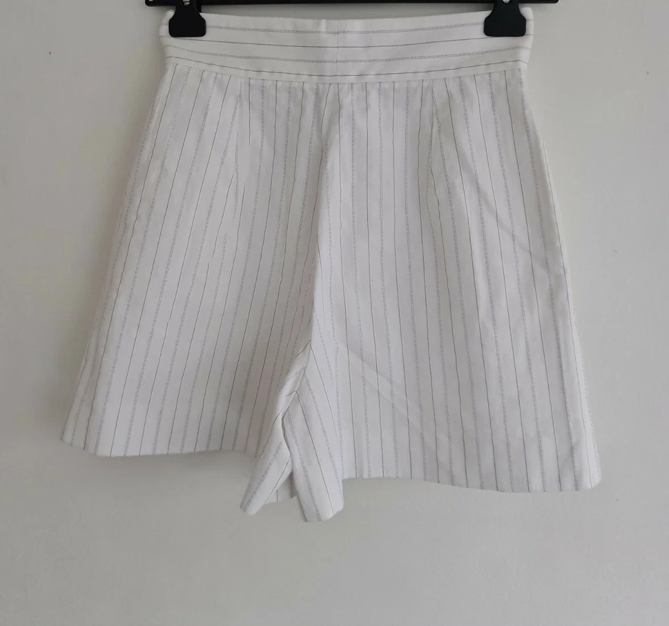 Pantalones cortos plisados de algodón a rayas blancos Dolce Gabanna D&G para mujer. IT 40 / UK 8. Foto 2 de 4