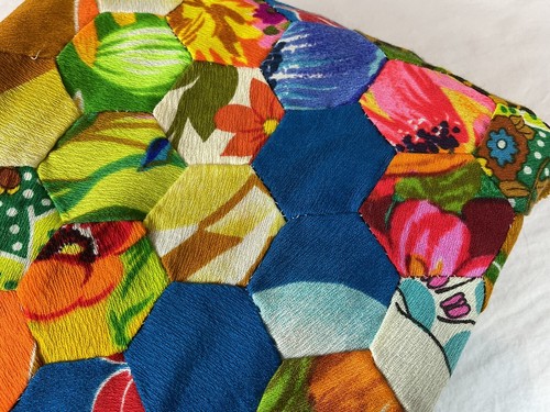 VTG Hawaiian Crepe Scrappy Hexagon Patchwork QUILT TOP UNFINISHED Hand Pieced - Picture 8 of 11