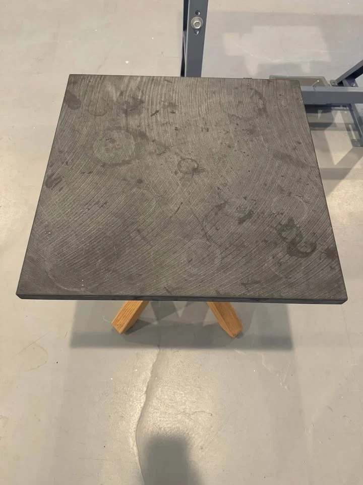 Mesa auxiliar West Elm de granito y madera Foto 3 de 3