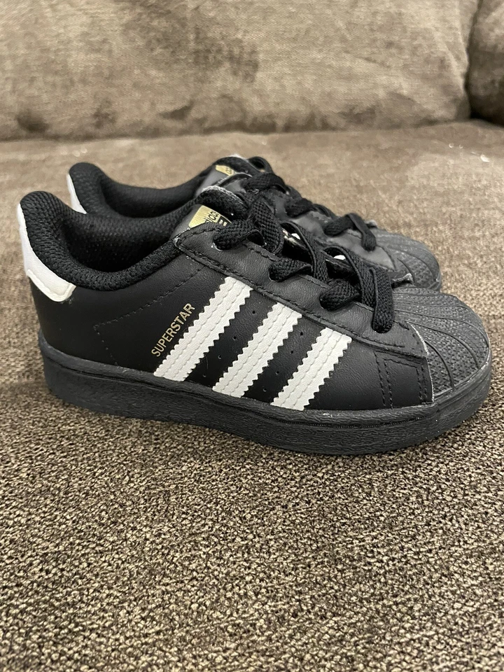 🔥Zapatos Tenis Adidas Superstar Niños 7K - Negro y Dorado Otholite Foto 2 de 4