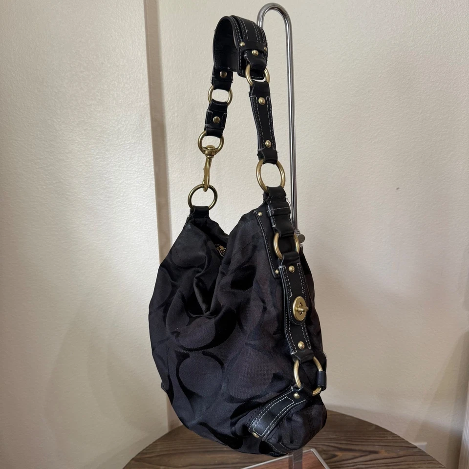 Винтажная холщовая наплечная сумка Coach Carly в черном цвете с логотипом Hobo золотистая фурнитура - Изображение 3 из 4