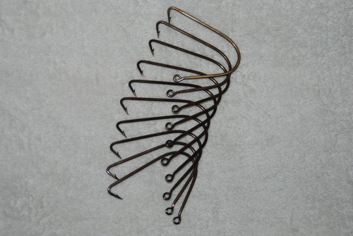 10 - Mustad & Son Pike Fish Hooks 7724 Size 3 -Bronzed, Forged, Made in Norway - Picture 2 of 3