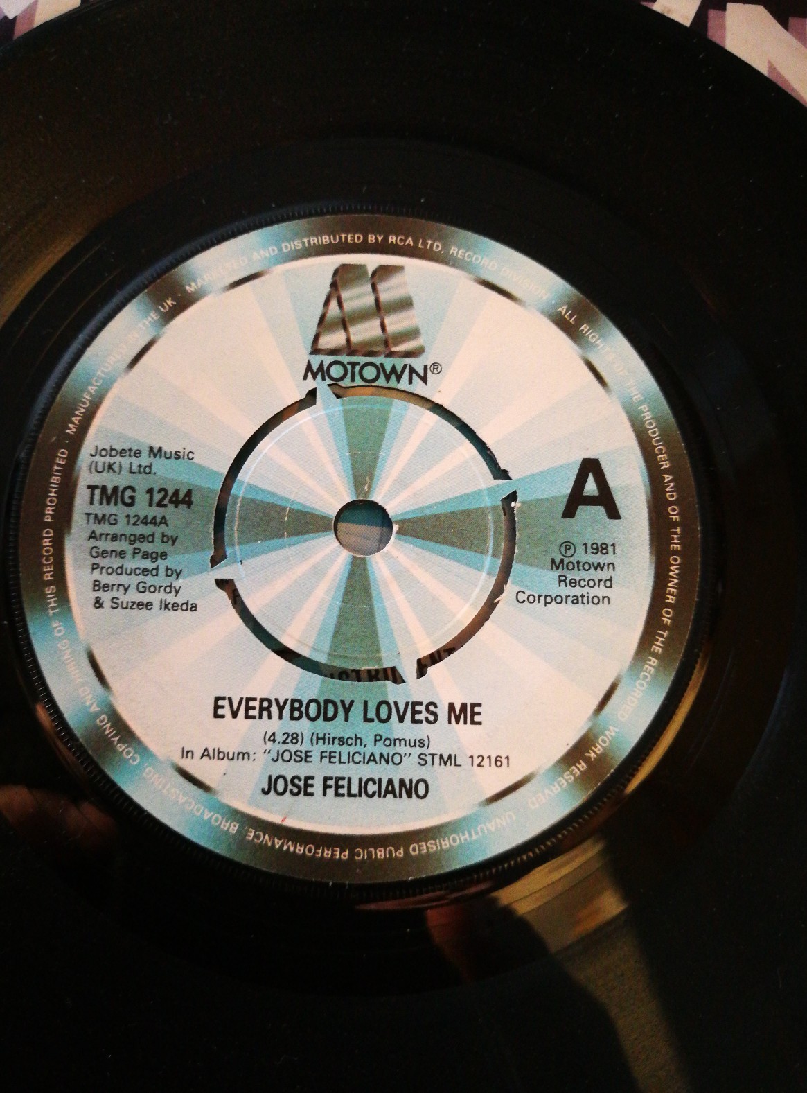 photo of Jose Feliciano Everybody Loves Me 7 Vinyl Uk Motown 1244 1981 Four Prong Label